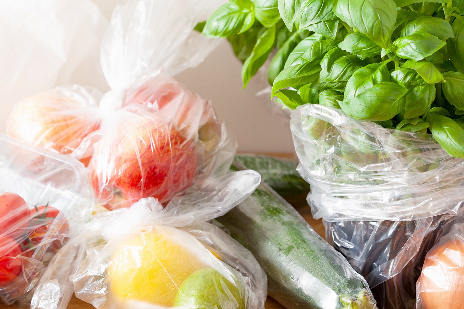 En la imagen aparecen frutas y verduras en bolsas de plásticos