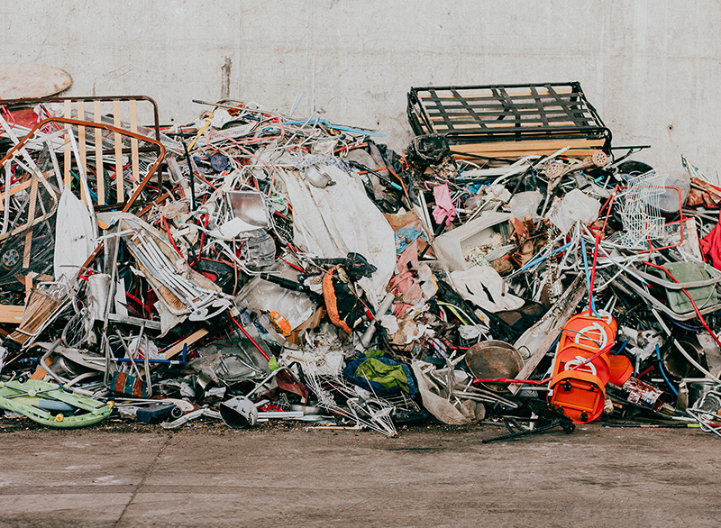 Enseres y residuos voluminosos en la planta de reciclaje de Valladolid.