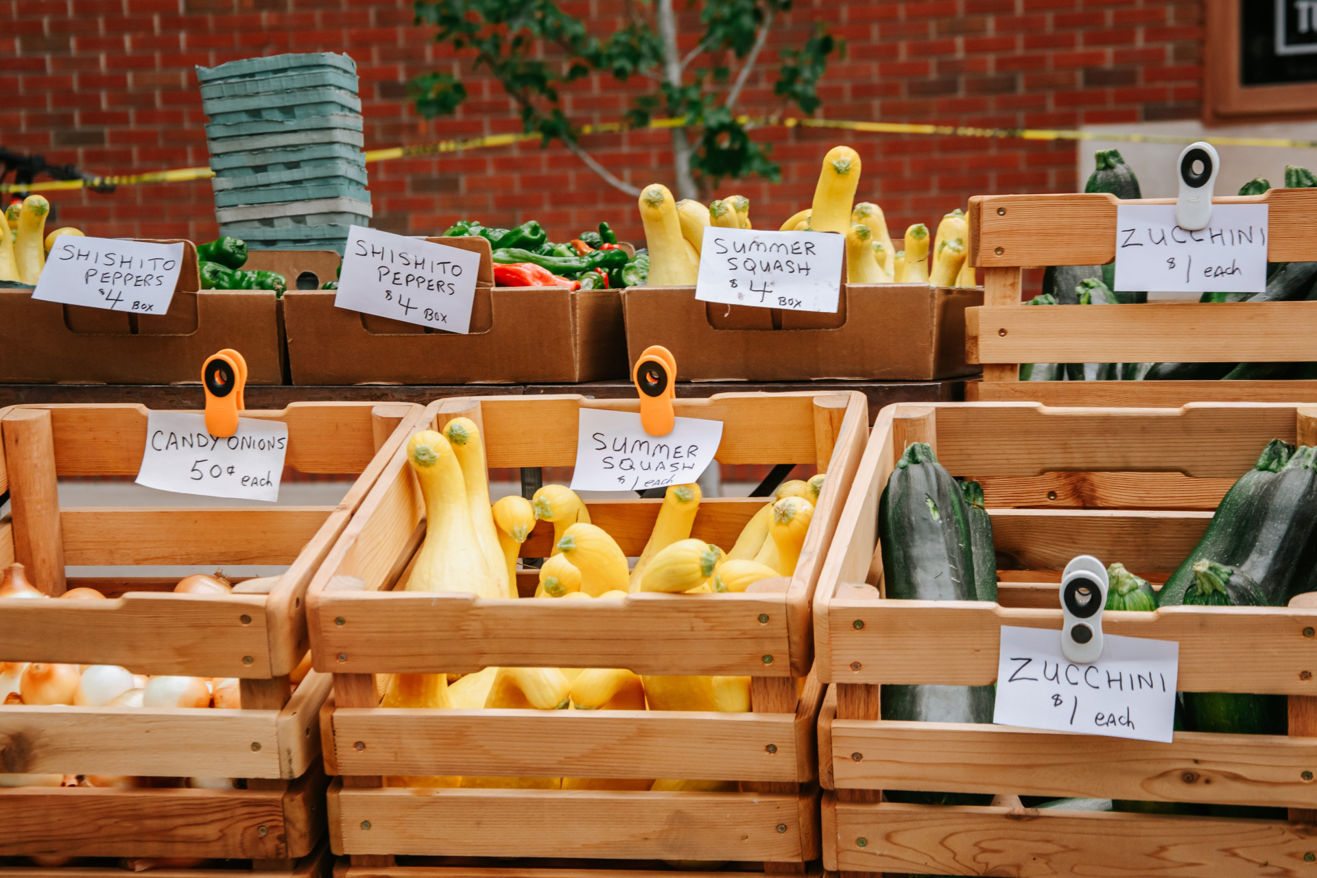 Las cajas de madera de fruta y verdura se tiran al contenedor amarillo