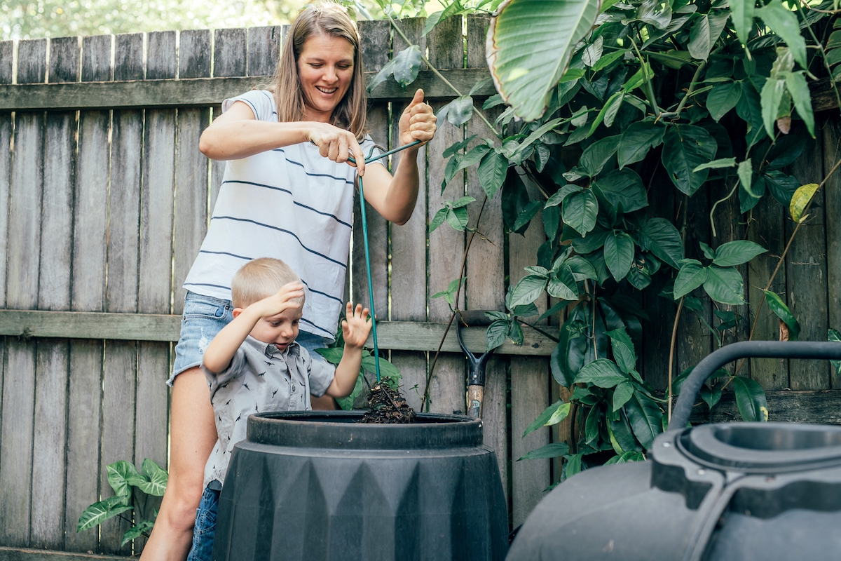Una madre y su hijo haciendo compost